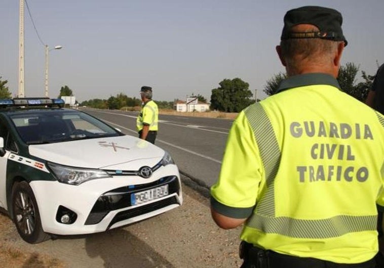 Un camionero revienta una rueda en la A-4, se pone a esnifar cocaína y lo sorprende la Guardia Civil